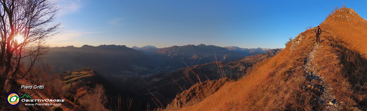 52 Scendiamo dal Monte Gioco alla Forcella di Spettino con vista sulla media Valle Brembana.jpg
